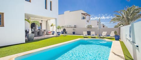 Wonderful Costa Teguise Villa | 5 Bedrooms | Villa Caletas Teguise| Perfect For A Large Group | Private Pool