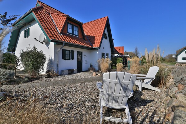 Strandsegler - Blick auf den Sitzbereich vor dem Haus