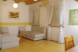 Das Wohnzimmer mit Schlafcouch sehr hell und lichtdurchflutet