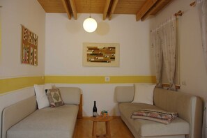 Gemütliches Wohnzimmer in deiner Ferienwohnung-Entspannung und Komfort für deinen Urlaub.