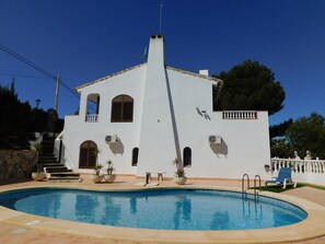 Villa with large Garden & Private Pool 