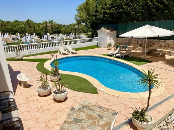 large Private Pool (9m x 5m)