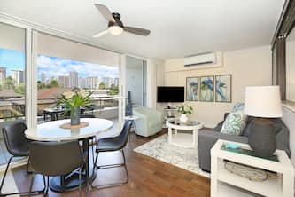 Heart of Waikiki! Lower Floor! Close to Beach!