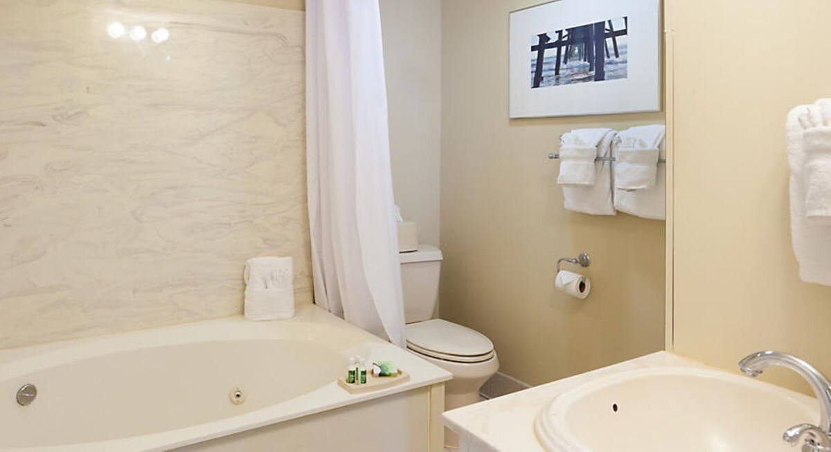 1 Bedroom Condo at SeaGlass Tower