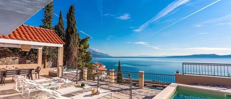 Eine Sitzecke am Pool und Whirlpool mit Meerblick