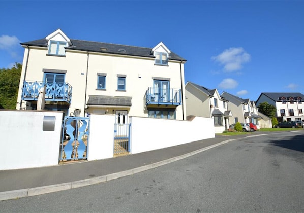 Semi-detached house in Pembroke