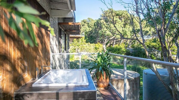 Outdoor spa tub