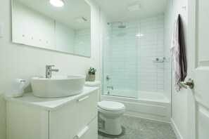 Lovely & cozy bathroom with a bathtub and rain shower!