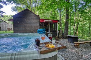 Outdoor area to relax! Hot tub, gas fire pit and charcoal park style grill.