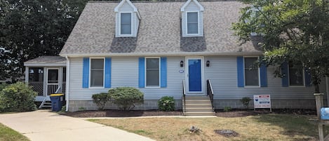 Welcome to 404 Country Club! Located on a quiet cul-de-sac in downtown Rehoboth with tons of room and a inviting screened porch!