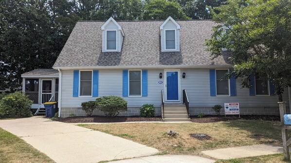 Welcome to 404 Country Club! Located on a quiet cul-de-sac in downtown Rehoboth with tons of room and a inviting screened porch!