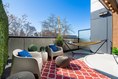 ★ PERFECT SPOT DT| LRG Private Patio, Sandy Beaches, Nightlife | King Bed