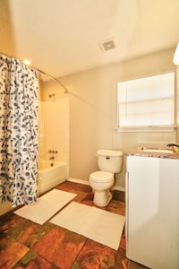 End of Summer Sale! Private Cozy Home *Middle of Downtown Plano* Sanitized!