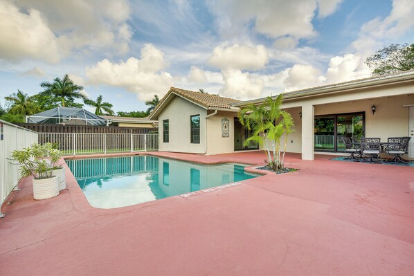 Coral Springs Vacation Rental | 4BR | 2.5BA | 2,800 Sq Ft | Step-Free Entry