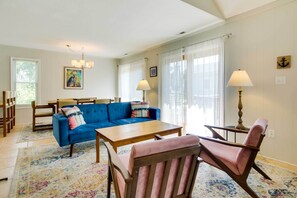 Family Room | Single-Story Home | Free WiFi