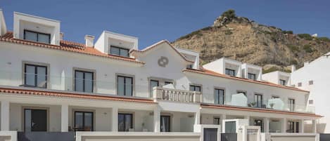 Holiday flat in front of the sea with shared swimming pool consists of 5 bedrooms, (3 with double bed and 2 with single beds) 2 fitted kitchens, wifi and cable channels.