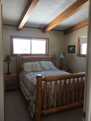 Master bedroom with queen log bed 