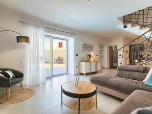 Wohnzimmer, Zimmer, Eigentum, Interior Design, Möbel, Gebäude, Haus, Decke, Zuhause, Grundeigentum