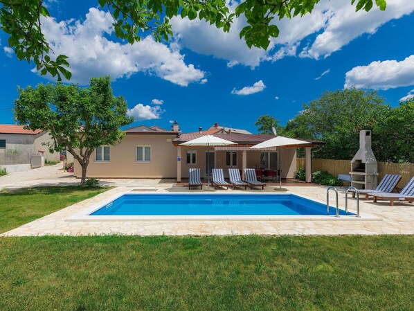 Nuage, Ciel, Plante, Bâtiment, Arbre, Bleu Azur, Fenêtre, Ombre, Piscine, Lot Terre
