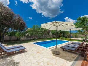 Nuage, Ciel, Plante, Piscine, Bleu Azur, Arbre, Ombre, Mobilier De Jardin, Balancelle, Arecales
