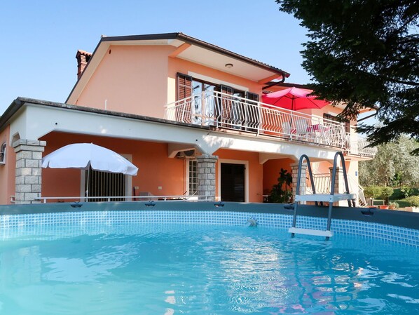 Water, Sky, Building, Plant, Property, Swimming Pool, Azure, Window, Tree, House