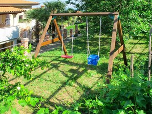 Schwingen, Hinterhof, Spielmittel, Gras, Garten, Öffentlicher Raum, Spielplatz, Garten, Pflanze, Abspielen