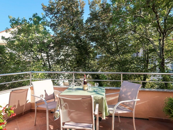 Property, Plant, Furniture, Chair, Shade, Tree, Outdoor Furniture, Table, Sky, Wood