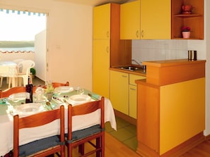Zimmer, Eigentum, Möbel, Orange, Küche, Gebäude, Interior Design, Cabinetry, Fussboden, Haus