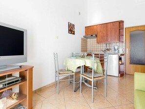 Room, Property, Furniture, Interior Design, Building, House, Floor, Table, Real Estate, Living Room
