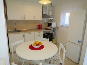 Cabinetry, Countertop, Möbel, Spüle, Sinken, Küchengerät, Stuhl, Tabelle, Essen, Küche