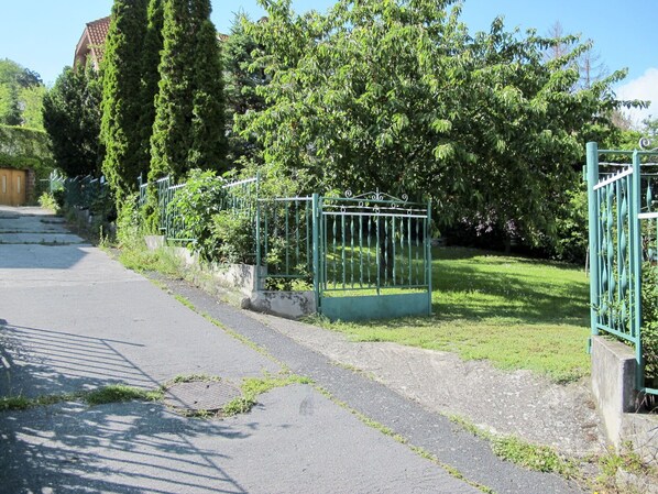 Pflanze, Himmel, Schatten, Strassenbelag, Vegetation, Grundstueck, Baum, Asphalt, Urban Design, Gras