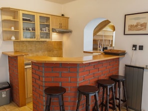 Möbel, Holz, Interior Design, Flooring, Barhocker, Countertop, Holzbeize, Cabinetry, Stuhl, KĂŒche