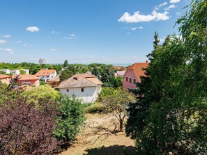Himmel, Daytime, Dach, Wohngebiet, Haus, Ländliches Gebiet, Zuhause, Menschliche Siedlung, Frühling, Morgen