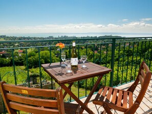 Table, Ciel, Nuage, Meubles, Propriété, Plante, Bâtiment, Chaise, Tableau De Plein Air, La Nature