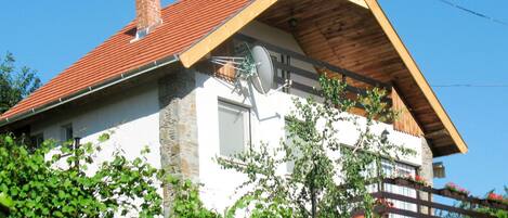 Himmel, Pflanze, Gebäude, Fenster, Eigentum, Vegetation, Baum, Grundstueck, Haus, Hütte