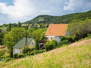 Grün, Bergforms, Haus, Vegetation, Hügel, Ländliches Gebiet, Strauch, Landschaft, Hochland, Dach
