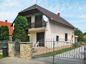 Pflanze, Wolke, Gebäude, Himmel, Fenster, Zaun, Haus, Baum, Grundstueck, Nachbarschaft