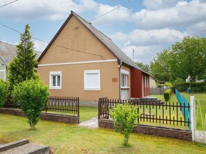 Gebäude, Gras, Haus, Dach, Wohngebiet, Strauch, Zuhause, Hütte, Grundstueck