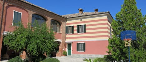 Himmel, Pflanze, Fenster, Eigentum, Gebäude, Baum, Grundstueck, Die Architektur, Nachbarschaft, Urban Design