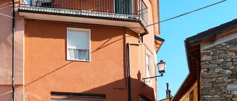 Building, Property, Sky, Window, Wood, Infrastructure, Neighbourhood, House, Residential Area, Material Property