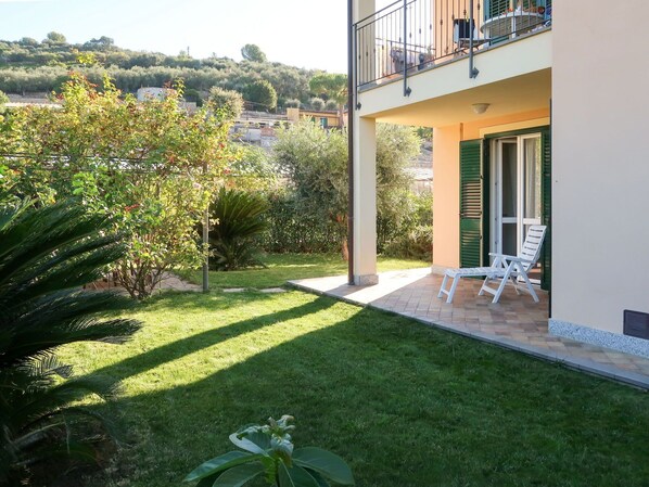 Plante, Propriété, Ciel, Bâtiment, Herbe, Arbre, Lot Terre, Fenêtre, Paysage, Ombre