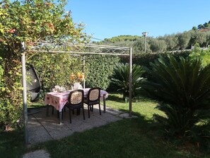 Ciel, Plante, Communauté Des Plantes, Tableau De Plein Air, Chaise, Arbre, Mobilier De Jardin, Paysage Naturel, Table, Herbe