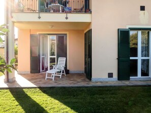 Bâtiment, Plante, Porte, Bois, Ombre, Fenêtre, Design Intérieur, Chaise, Maison, Zone Résidentielle