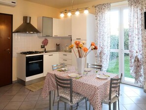 Meubles, Table, Propriété, Comptoir, Fleur, Cabinetry, Chaise, Cuisine, Plante, Bois