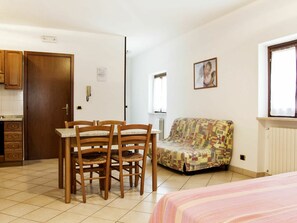 Picture Frame, Furniture, Table, Window, Building, Wood, Comfort, Floor, Flooring, Living Room