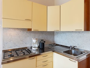 Cabinetry, Countertop, Eigentum, Spüle, Sinken, Herd, Küchengerät, Gasherd, Cooktop, Küche