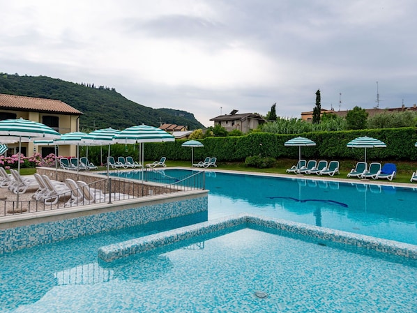 Wasser, Himmel, Wolke, Schwimmbad, Azurblau, Pflanze, Gebäude, Gewässer, Gartenmöbel