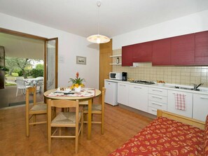 Meubles, Cabinetry, Comptoir, Évier, Table, Plante D'Appartement, Cuisine, Robinet, Plante, Bâtiment