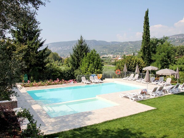 Sky, Plant, Water, Swimming Pool, Tree, Shade, Grass, Leisure, Residential Area, Composite Material