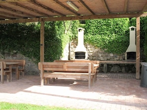 Möbel, Pflanze, Holz, Botanik, Schatten, Gartenmöbel, Gebäude, Tabelle, Baum, Gras